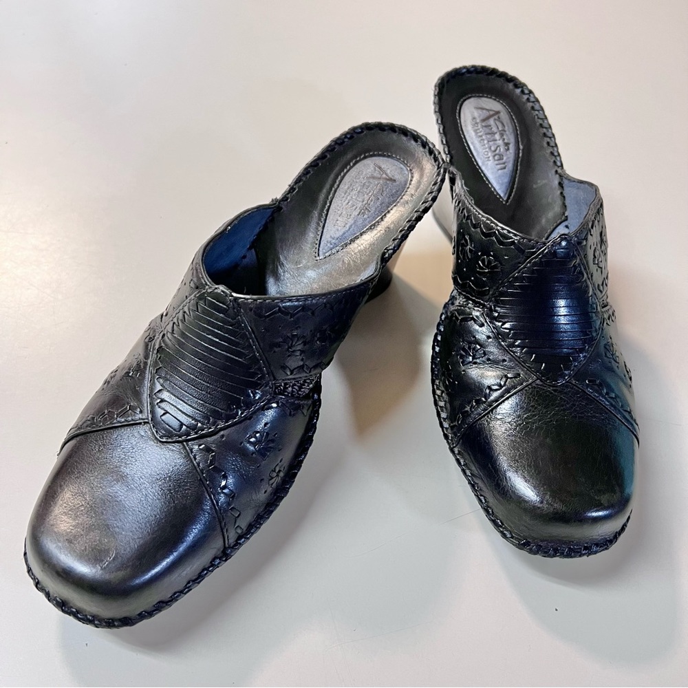 Clarks Artisan Collection Black Leather Slip On Western Style Sandals size 8